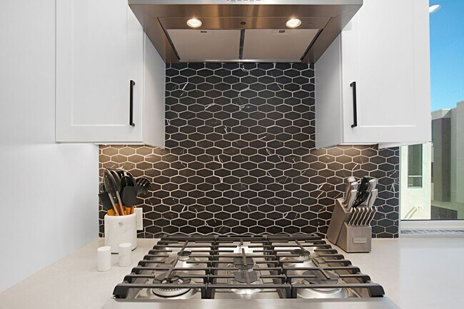 Foto del edificio - Modern Townhome FOR RENT in Golden Hill 3 Bed w/ 2 car garage!