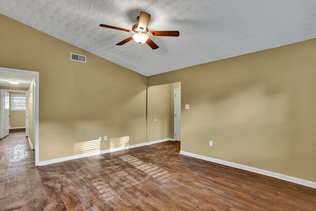 Building Photo - Beautiful Home in Clinton