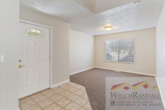 Foto del edificio - Stylish and Move-In Ready 2-Bedroom Townho...