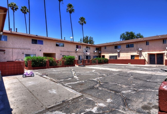 Building Photo - 4252 Woodlawn Ave