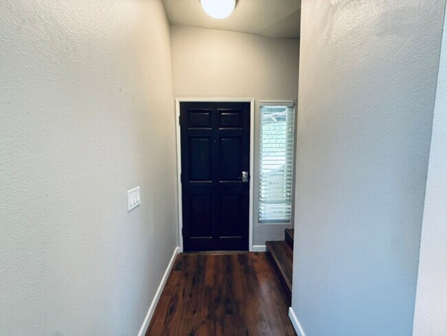 Foto del edificio - Spacious 3 Bedroom 3 Bath Condo with Garage in Desirable Highland Trails Community