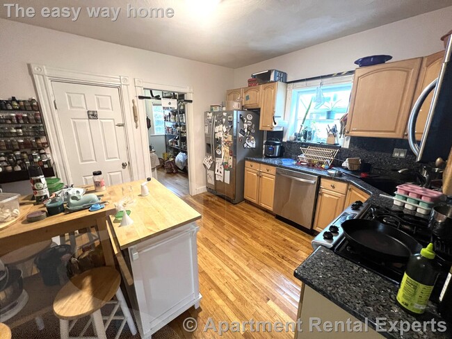 Building Photo - Davis Square 4+ Bedroom - 3 full baths - M...