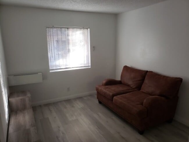 Building Photo - 1 Bedroom 1 Bath   Tropciana & Eastern Area