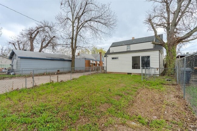 Building Photo - 1109-1102 SW 26th St