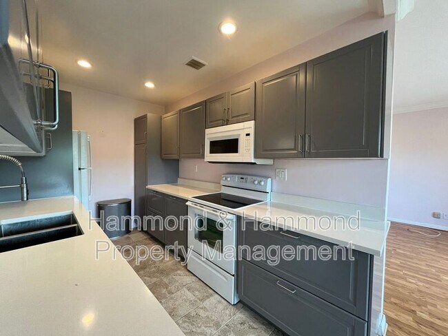 Foto del edificio - 5400 Newcastle Ave
