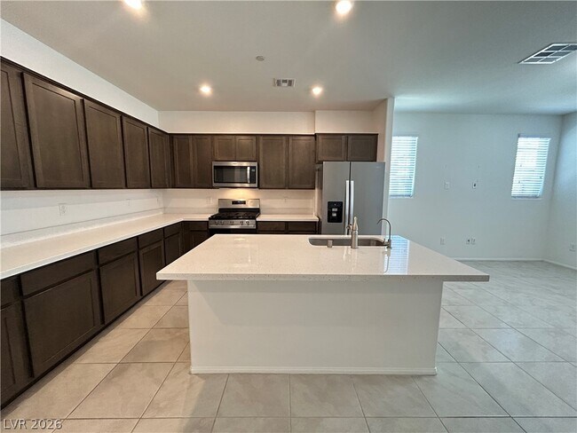 Foto del edificio - 661 Foam Flower Ln