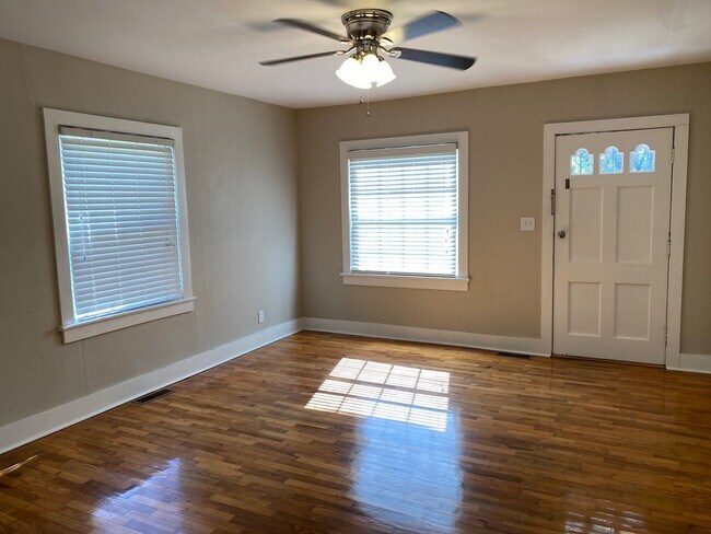 Foto del edificio - 997 W Forest Ave