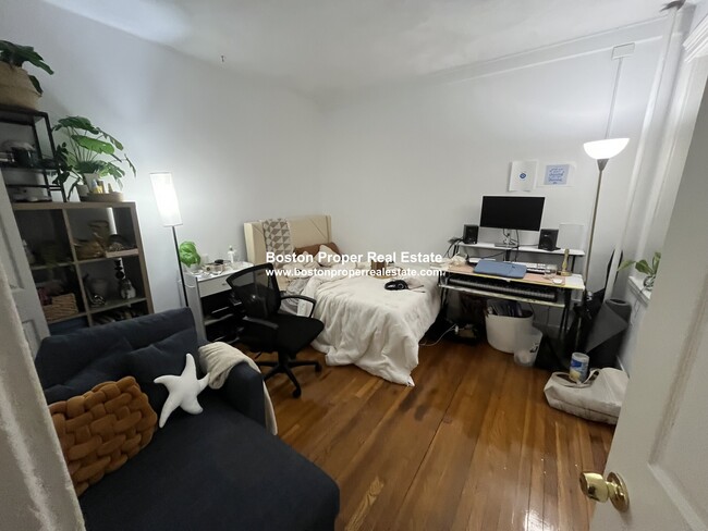 Building Photo - 52 Charlesgate E