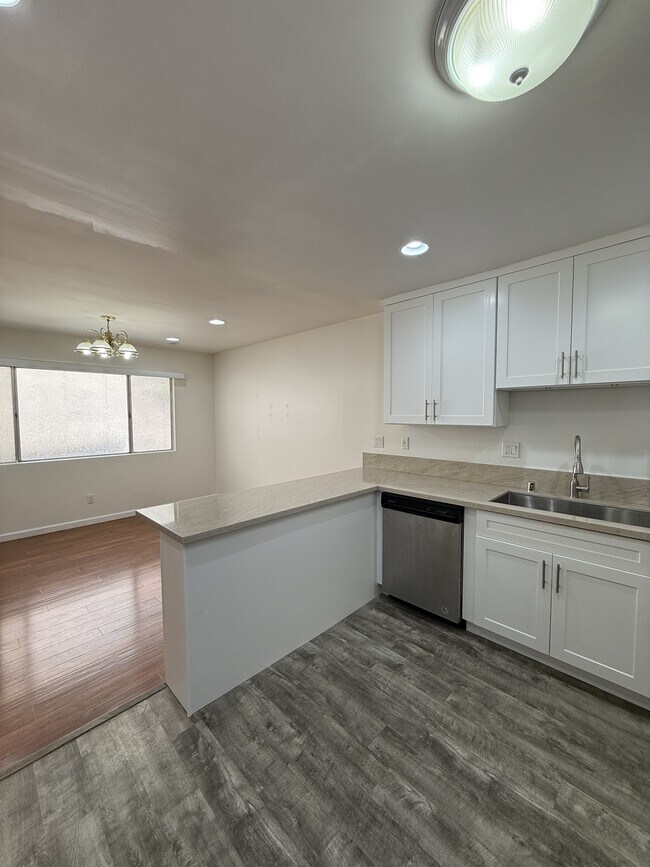 Building Photo - 728 E Tujunga Ave