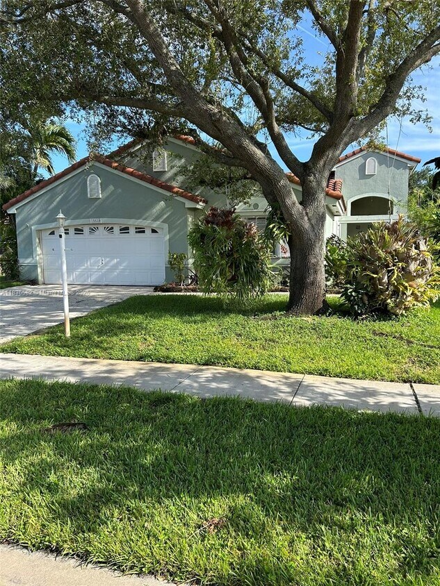 Foto principal - 18840 NW 2nd St