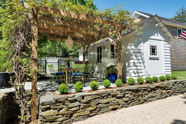 Building Photo - 2863 Montauk Hwy