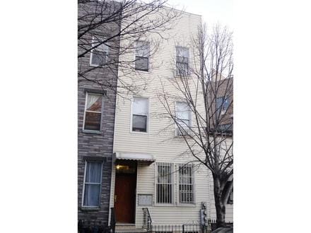 Primary Photo - 176 Kingsland Ave
