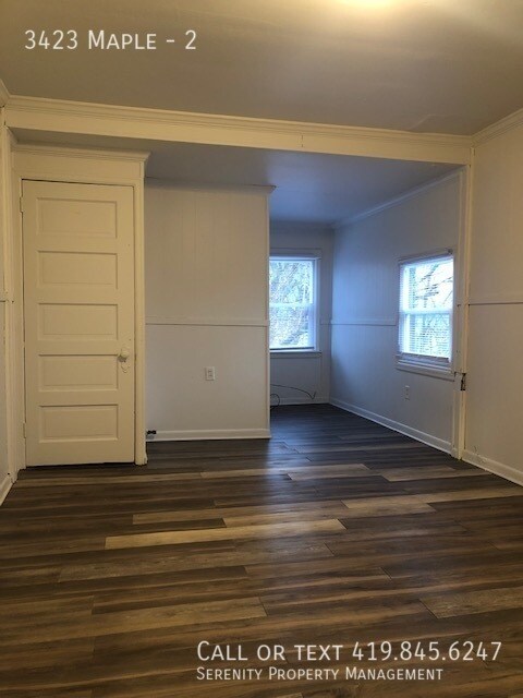 Building Photo - Spacious 3-bedroom Upper Unit Duplex