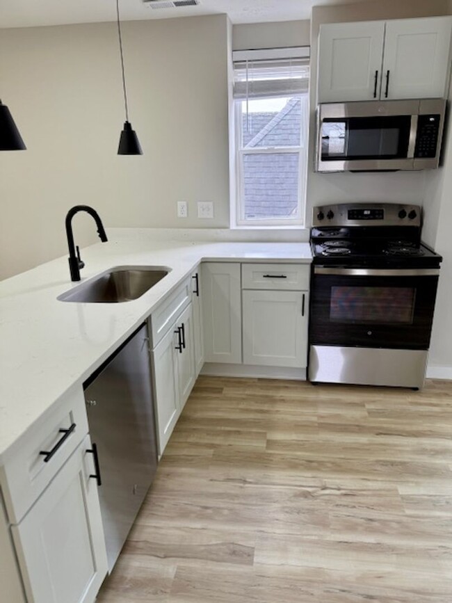 Building Photo - 939 Chateau Ave