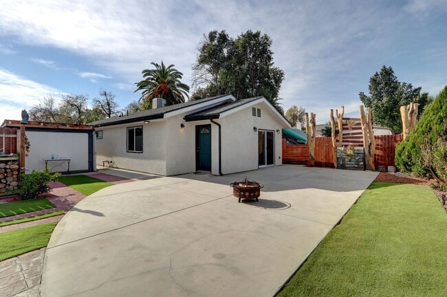 Building Photo - 7441 1/2 Beckford Avenue