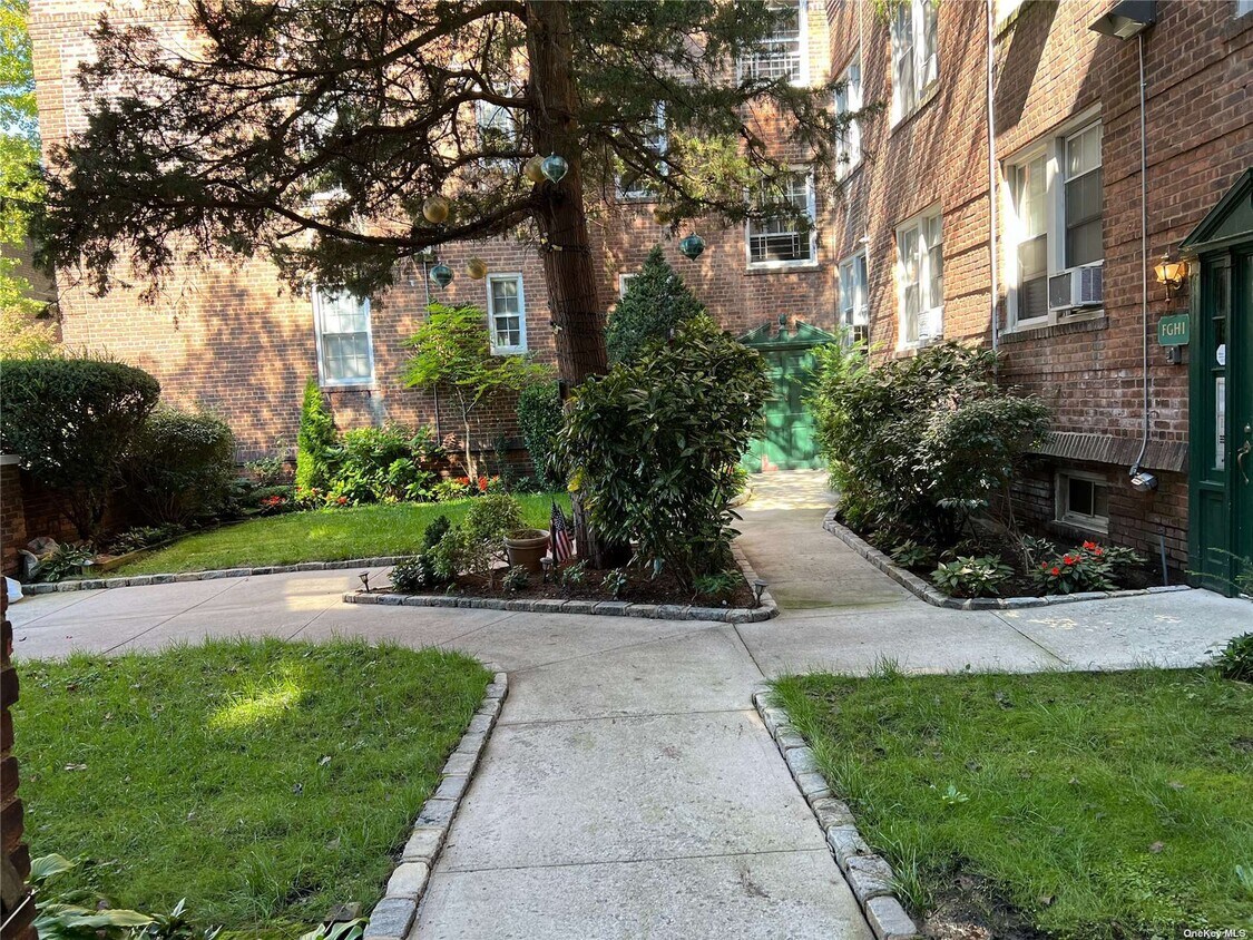 1 Ash Pl Unit 1K, Great Neck, NY 11021 Room for Rent in Great Neck