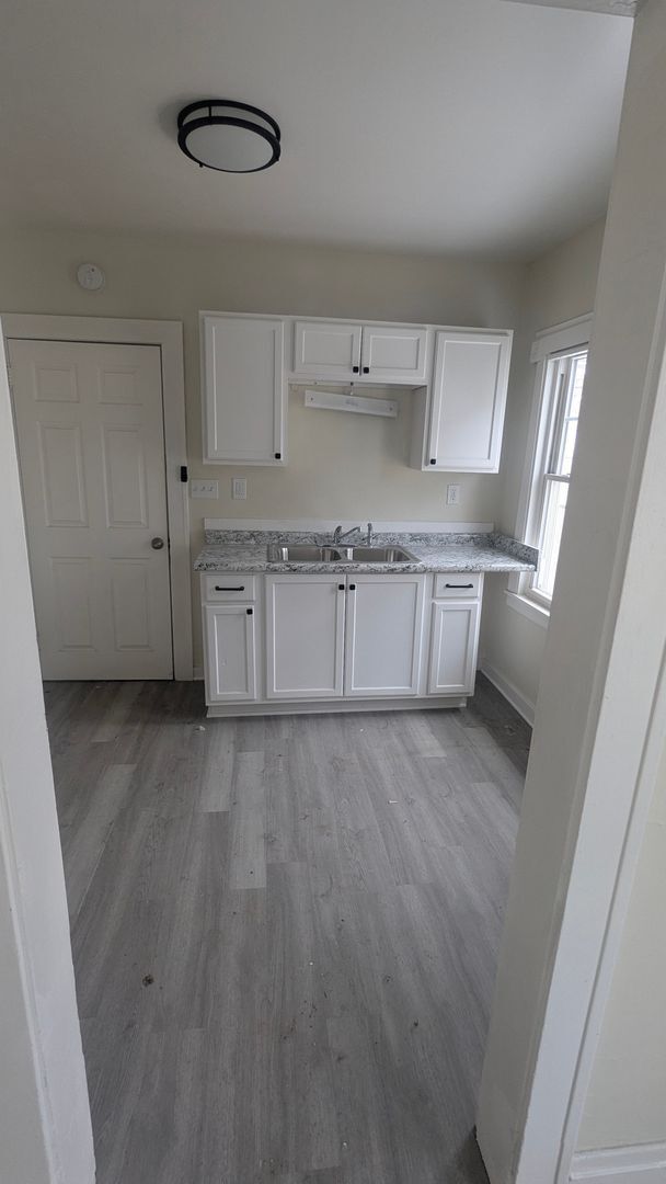 Foto del edificio - 3049 W 116th St
