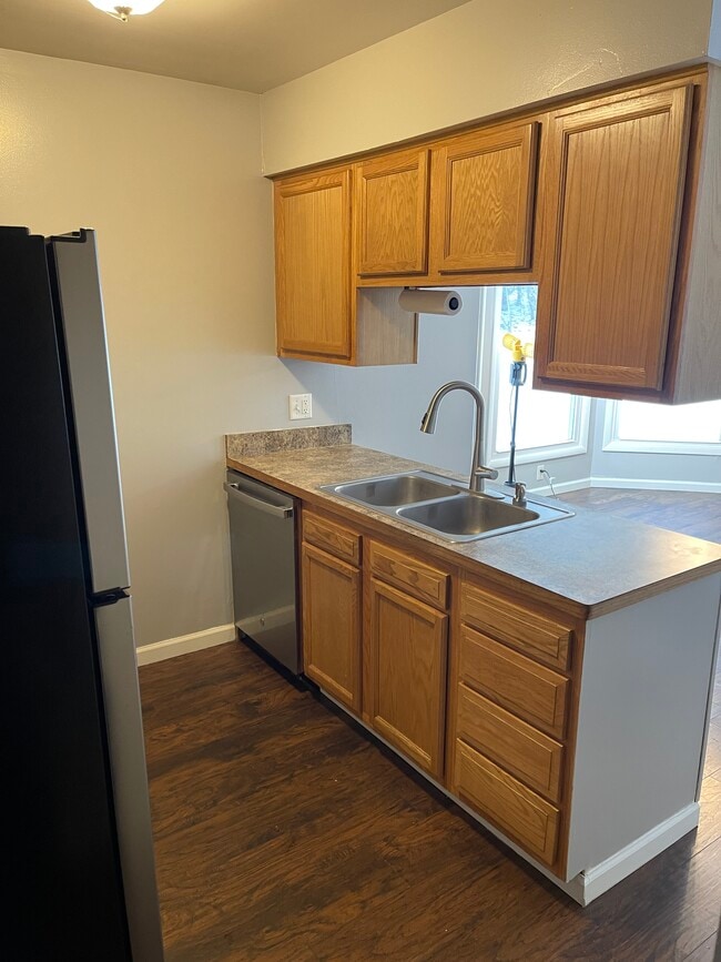 Building Photo - 4467 W Milham Ave