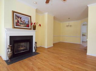 Building Photo - Gorgeous 4BR/3.5BA Townhouse in Desirable ...