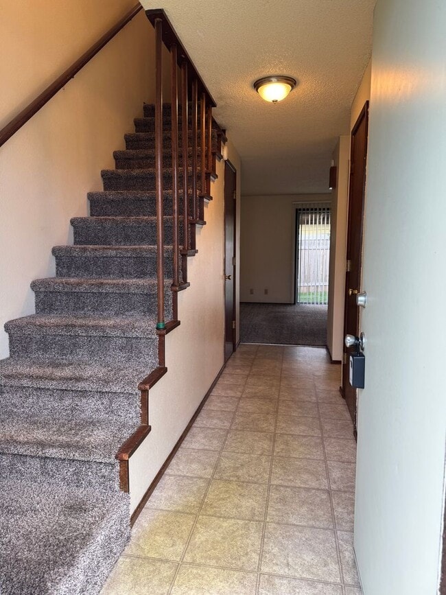 Building Photo - Updated 2 bedroom 1 1/2 bath duplex in Springfield!  MOVE IN SPECIAL!