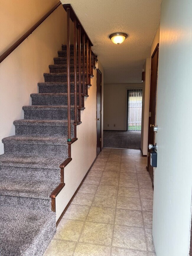 Building Photo - Updated 2 bedroom 1 1/2 bath duplex in Springfield!