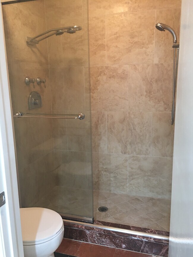 Cuarto de baño principal - 22100 Burbank Blvd