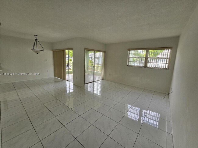 Foto del edificio - 11183 NW 7th St
