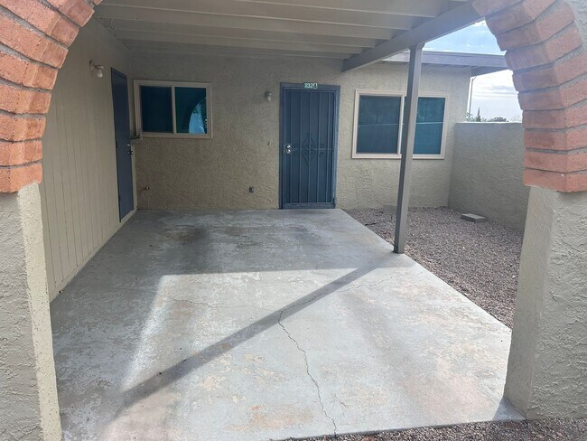Building Photo - 2 bedroom 1 bath unit with laundry room, e...