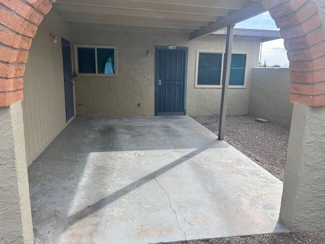 Foto del edificio - 2 bedroom 1 bath unit with laundry room, enclosed yard and carport.