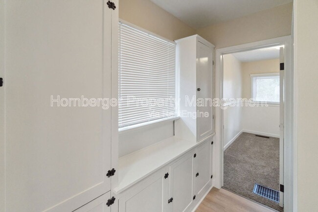 Building Photo - 208 W 23rd Ave