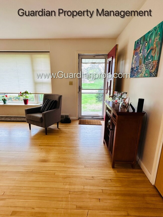 Foto del edificio - Edina Single Family Home, 2 Car Garage, Di...