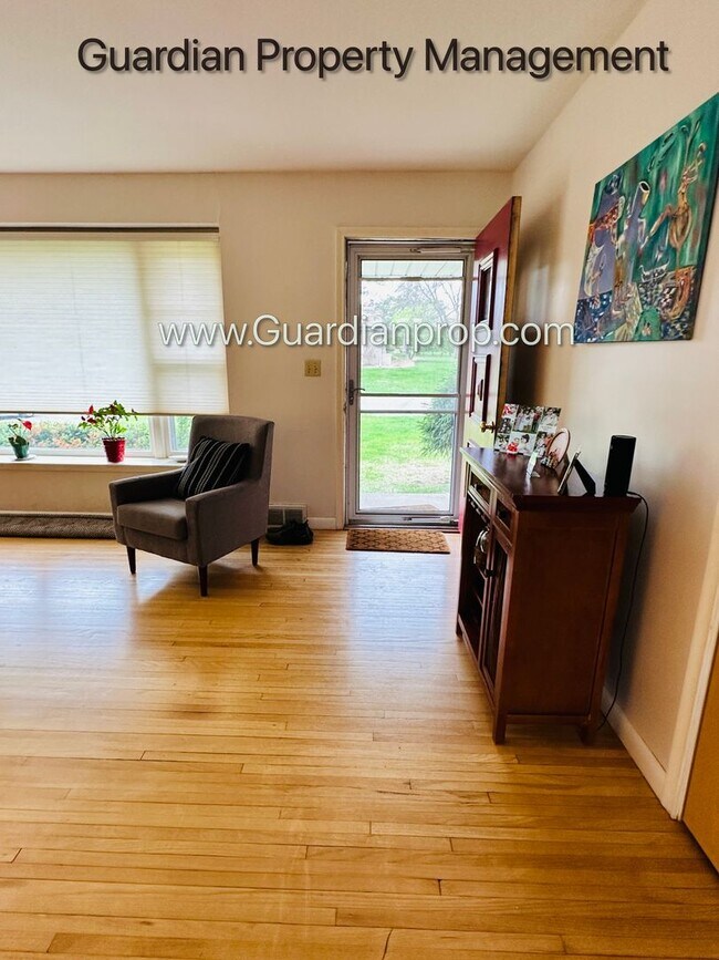 Foto del edificio - Edina Single Family Home, 2 Car Garage, Dishwasher, Hardwood Floors, Available January/Feb