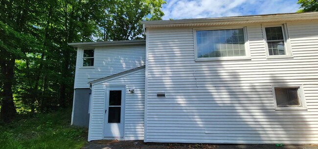 Building Photo - 284 Albany Tpke