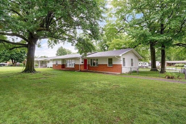 Building Photo - 906 N Belview Ave