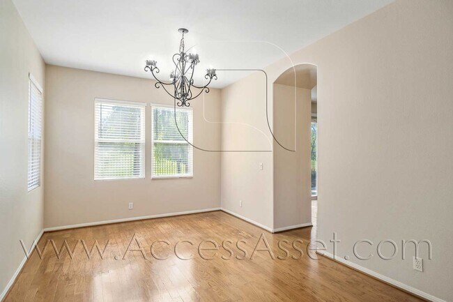 Building Photo - Beautiful 4 Bed/2.5 Bath Home With Golf Co...