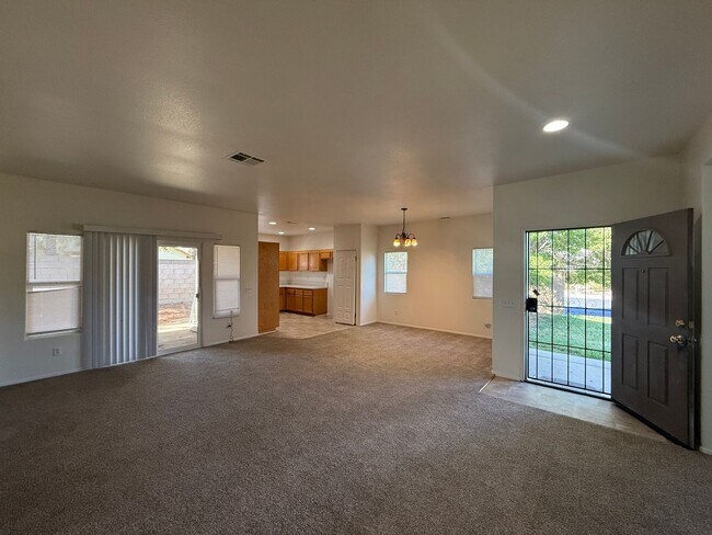 Foto del edificio - Lancaster 4 + 2 Available Now !