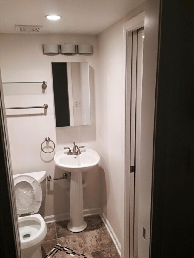 Bonito baño con ducha de pie. - 1406 3rd St NW