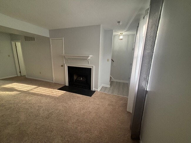 Building Photo - Charming 3 Bedroom 1.5 Bathroom Newport Ne...