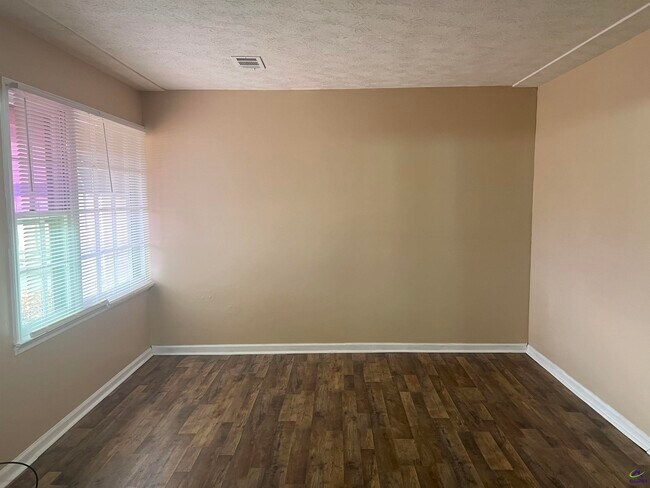 Foto del edificio - 409 Forest Lake Dr