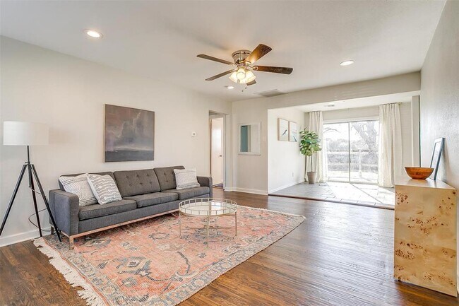 Building Photo - 4733 Calmont Ave