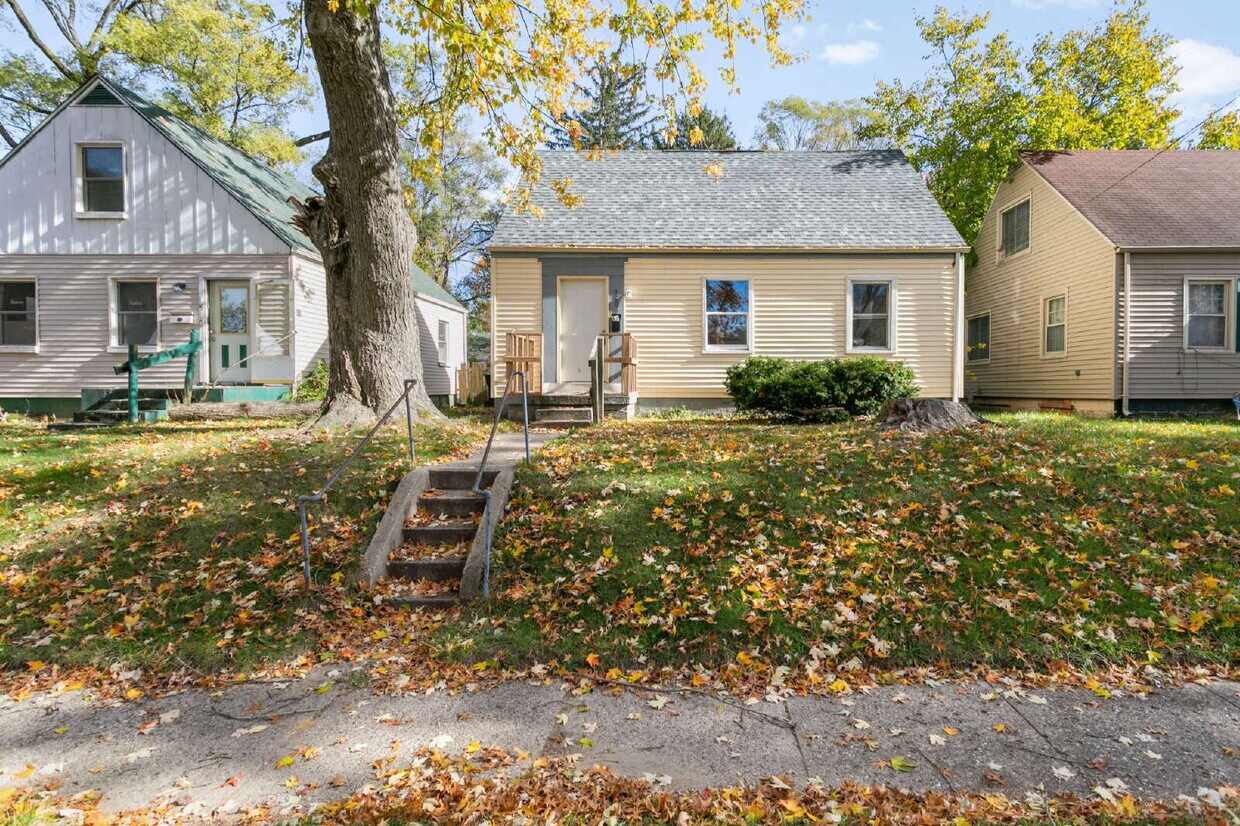 Foto principal - This updated 4-bedroom, 1-bath home is rea...