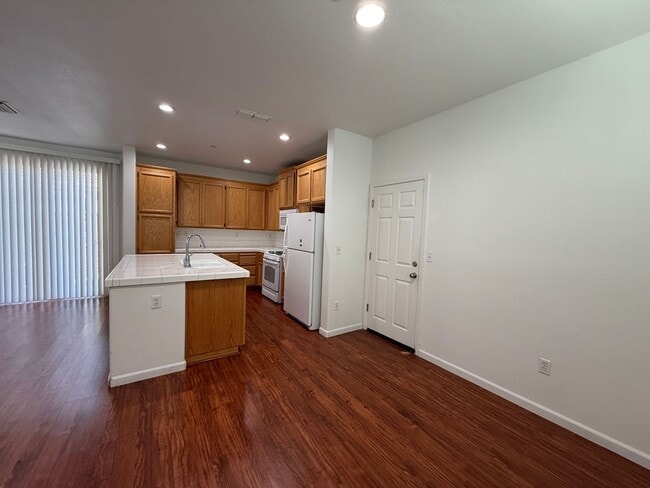 Building Photo - Charm & convenience in this Elk Grove Home