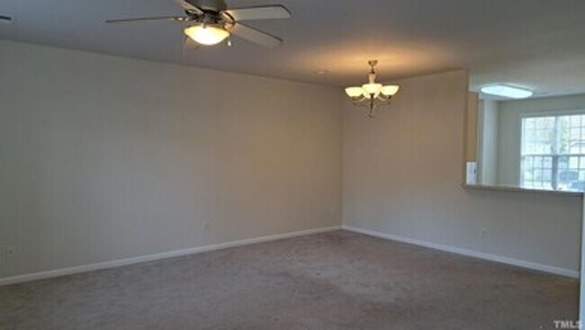 Foto del edificio - 4411 Log Cabin Dr