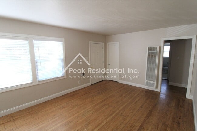 Building Photo - Wonderful Land Park Area 2bd/1ba House