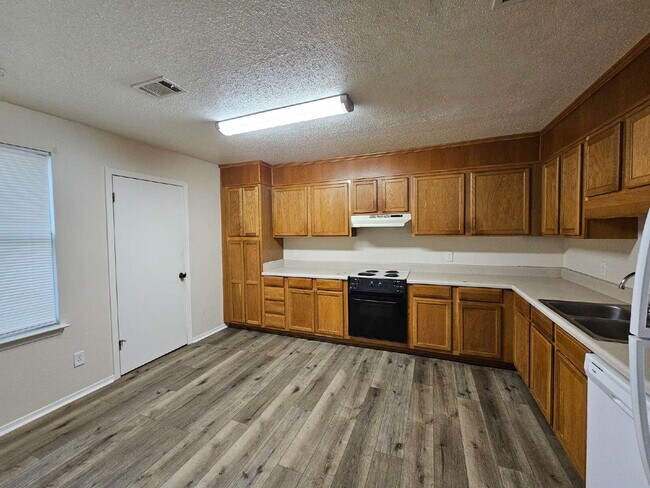 Foto del edificio - Spacious 3 Bedroom, 2 Bath Duplex in Northeast Pensacola