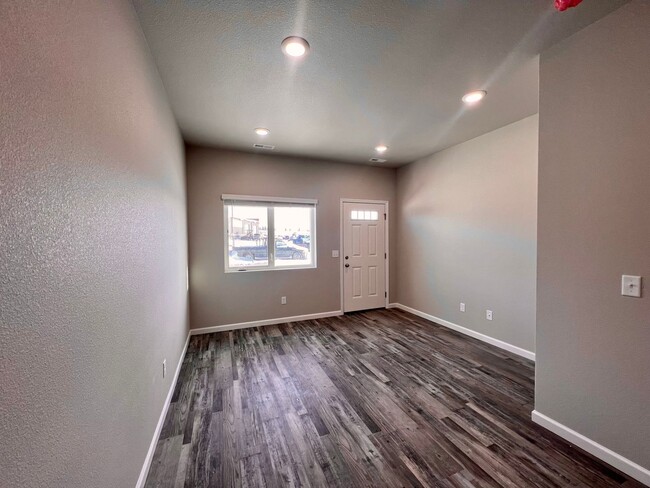 Foto del edificio - Brand New Construction Townhome 2 Blocks f...