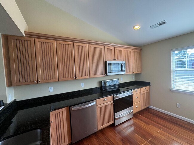 Building Photo - Immacualte condo with a 2 car garage and p...