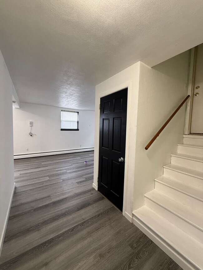 Building Photo - 3-bedroom, 1-bath Townhouse in Silvis - $1...