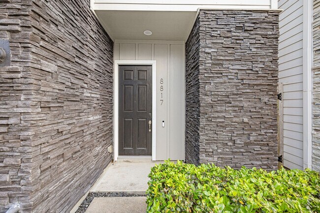 Foto del edificio - 8817 Hollister Pine Ct