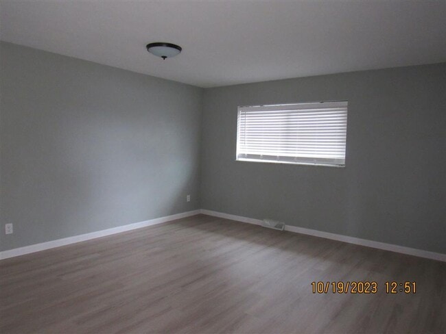 Building Photo - 113 E Apple St